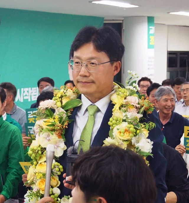 3일 조용식 울산교육감 당선인이 꽃다발을 목에 걸고 기뻐하고 있다. 후보 캠프 제공