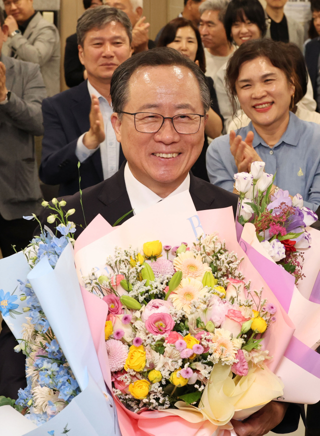김석준 부산시교육감 당선인이 3일 승리가 확실시되자 기뻐하고 있다. 정종회 기자 jjh@