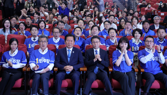 더불어민주당 정청래 총괄상임선거대책위원장과 한병도 공동상임선대위원장, 이시종 공동상임선대위원장이 3일 국회 의원회관에 마련한 제9회 전국동시지방선거·국회의원 재보궐선거 개표상황실에서 출구조사 결과를 지켜보고 있다. 연합뉴스
