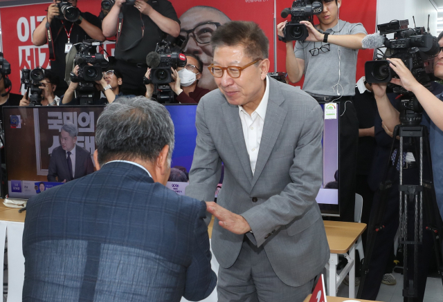 박형준 국민의힘 부산시장 후보가 4일 새벽 부산 부산진구 선거사무실에서 선거 결과에 승복하며 감사의 인사를 하고 있다. 김종진 기자 kjj1761@