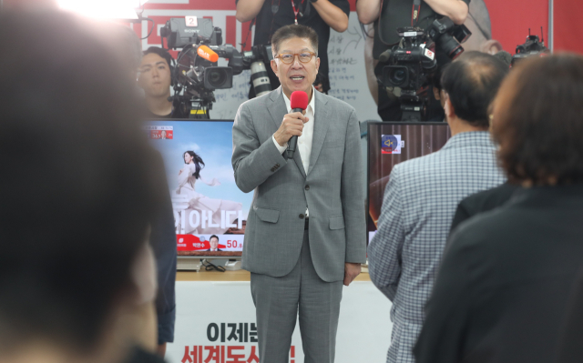 박형준 국민의힘 부산시장 후보가 4일 새벽 부산 부산진구 선거사무실에서 선거 결과에 승복하며 감사의 인사를 하고 있다. 김종진 기자 kjj1761@