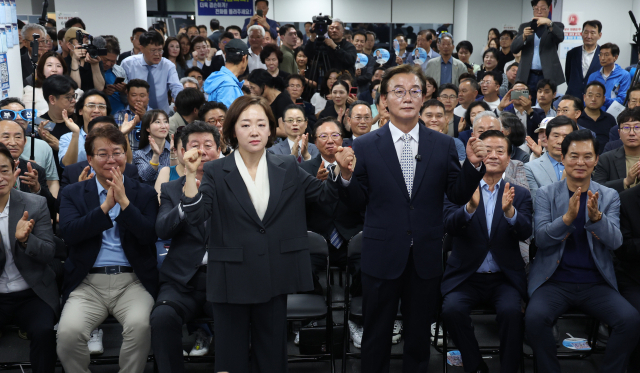 전재수 부산시장 당선자가 4일 새벽 부산 부산진구 선거사무소에서 당선이 확정된 후 세리모니를 하고 있다. 김종진 기자 kjj1761@