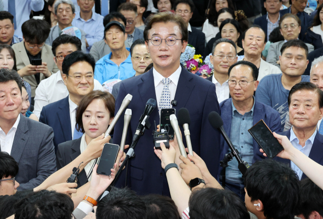 전재수 부산시장 당선자가 2일 저녁 부산 부산진구 선거사무소에서 당선이 확정된 후 소감을 발표하고 있다. 김종진 기자 kjj1761@