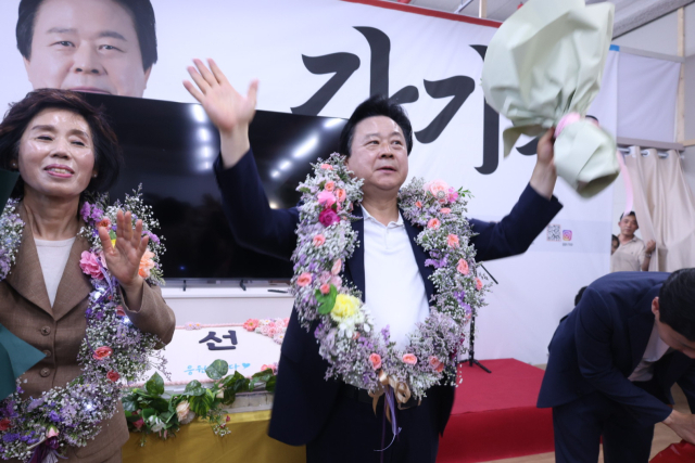 국민의힘 강기윤 창원시장 후보가 4일 제9회 전국동시지방선거 창원시장 당선이 확실시되자 꽃다발을 들고 지지자들에게 감사 인사를 하고 있다. 캠프 제공