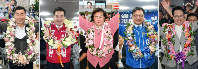 제9회 전국동시지방선거 울산 기초단체장 당선인들이 4일 당선이 확실시되자 꽃목걸이를 걸고 환호하고 있다. 왼쪽부터 국민의힘 김영길 중구청장 당선인, 국민의힘 임현철 남구청장 당선인, 국민의힘 천기옥 동구청장 당선인, 더불어민주당 이동권 북구청장 당선인, 국민의힘 이순걸 울주군수 당선인. 연합뉴스