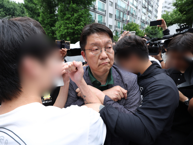 김범진 서울시선관위 사무처장이 4일 서울 송파구 잠실7동 제2투표소로 들어가려다 투표함 반출을 막는 시민들의 제지를 받고 있다. 이 투표소에서는 전날 9회 전국동시지방선거 및 국회의원 재·보궐선거 투표용지 부족으로 투표 시간이 오후 10시까지 연장됐고, 투표함이 개표소로 옮겨지지 못했다. 연합뉴스