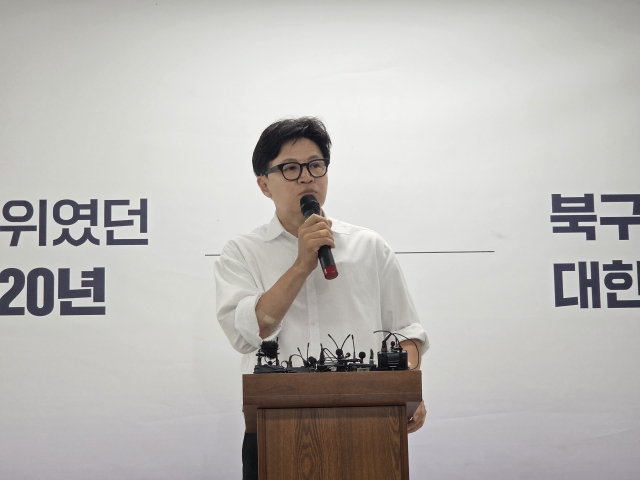부산 북갑 보궐선거 한동훈 당선인이 4일 오후 선거사무소에서 기자회견을 열고 소감을 밝히고 있다. 탁경륜 기자