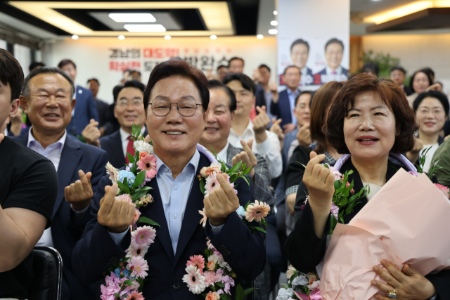 국민의힘 박완수 경남지사 당선인이 4일 경남 창원시 성산구 상남동 선거사무소에서 당선 축하 사진을 찍고 있다. 박완수 선거본부 제공