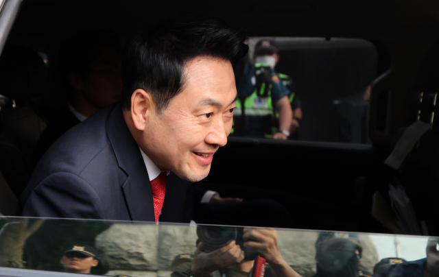 국민의힘 장동혁 대표가 4일 경기 과천 중앙선거관리위원회를 나서며 선관위 앞 지선 투표용지 부족 사태 항의 집회 현장 참가자들에게 인사를 하고 있다. 연합뉴