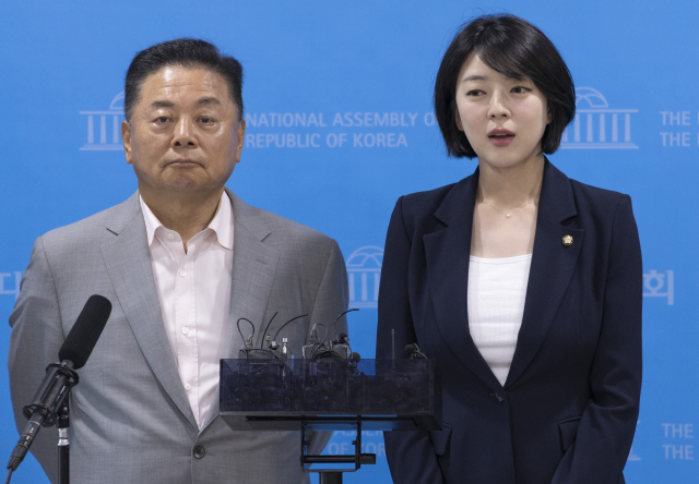 국민의힘 서울시당 위원장인 배현진 의원이 4일 국회에서 6·3 지방선거 서울시장 선거 결과와 투표지 부족 사태 관련 기자회견을 마친 뒤 취재진 질문에 답하고 있다. 연합뉴스