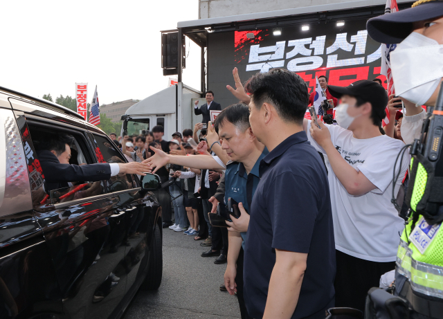 국민의힘 장동혁 대표가 4일 경기 과천 중앙선거관리위원회를 나서며 선관위 앞 지선 투표용지 부족 사태 항의 집회 현장 참가자들에게 인사를 하고 있다. 연합뉴스