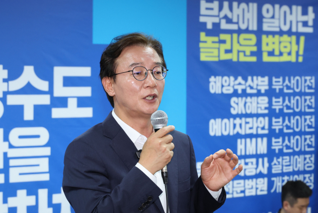 더불어민주당 전재수 부산시장 당선인이 지난 4일 부산 부산진구 선거사무소에서 열린 캠프 해단식에서 지지자들에게 인사를 하고 있다. 정종회 기자 jjh@