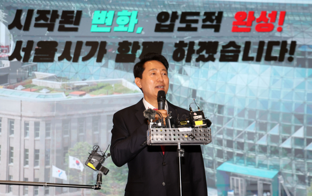오세훈 서울시장이 4일 서울시청으로 출근, 직원들에게 인사말하고 있다. 연합뉴스