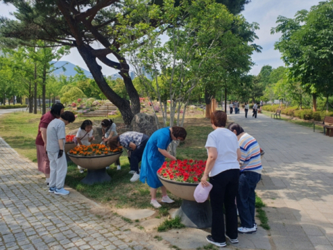 부산시민공원 야외를 산책 모습. (부산시설공단 제공)