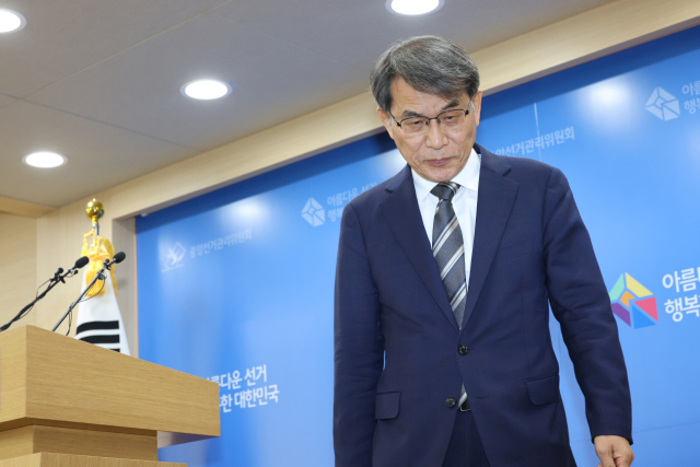 노태악 중앙선거관리위원장이 지난 5일 경기도 과천 중앙선거관리위원회에서 투표용지 부족 사태에 대한 대국민 사과를 마친 뒤 떠나고 있다. 연합뉴스