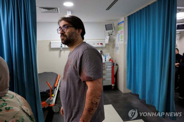 5일(현지시간) 이스라엘군 총격에 사망한 생후 7개월 아기의 아버지가 헤브론 병원 응급실에 서 있다. 연합뉴스