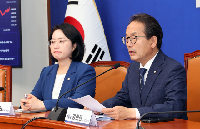 더불어민주당 강준현 수석대변인(오른쪽)이 7일 국회에서 기자간담회를 열고 있다. 왼쪽은 이주희 원내대변인. 연합뉴스