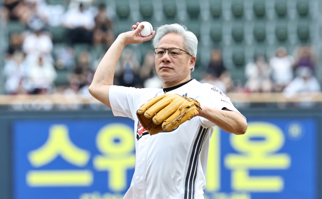 젠슨 황 엔비디아 최고경영자(CEO)가 7일 서울 잠실야구장에서 열린 2026 프로야구 KBO리그 키움 히어로즈의 두산 베어스의 경기에 앞서 시구를 하고 있다. 연합뉴스