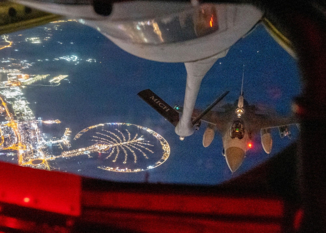 11일(현지 시간) 미 중앙사령부 관할 구역에서 미 F-16 파이팅 팰컨이 급유를 받기 위해 준비하고 있다. 로이터연합뉴스