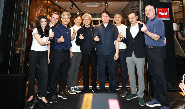 젠슨 황 엔비디아 최고경영자(CEO)와 최태원 SK 회장, 사장단이 7일 서울 강남구 깐부치킨 삼성점에서 치맥 회동을 마친 뒤 기념촬영을 하고 있다. 연합뉴스