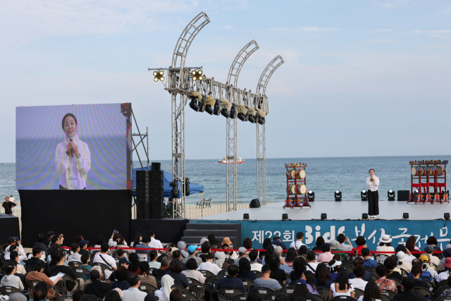 지난 6일 오후 부산 해운대 해변 특설 무대에서 열린 제22회 부산국제무용제 공식 초청 공연에서 각국 대표단이 공연을 펼치고 있다. 올해는 한국을 포함한 13개국 44개 단체가 참가해 60여 편의 작품을 선보였다. 부산국제무용제 제공
