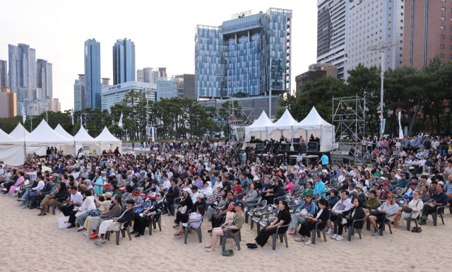 지난 6일 오후 부산 해운대 해변 특설 무대에서 열린 제22회 부산국제무용제 공식 초청 공연에서 각국 대표단이 공연을 펼치고 있다. 부산국제무용제 제공