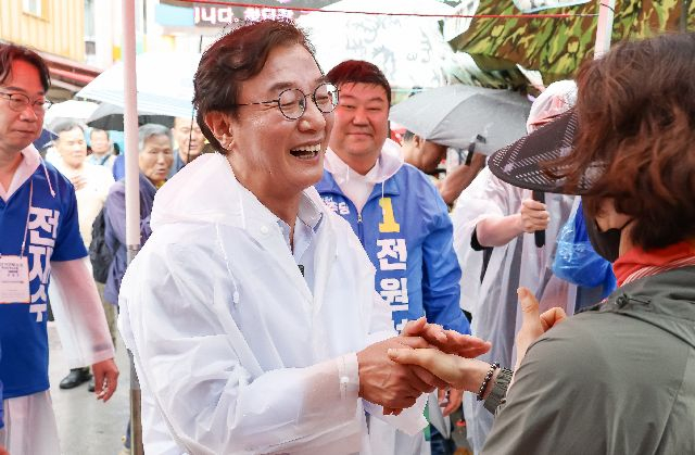 더불어민주당 전재수 부산시장 후보가 지난 2일 오후 부산 사하구 하단오일장에서 지지를 호소하고 있다. 김종진 기자 kjj1761@