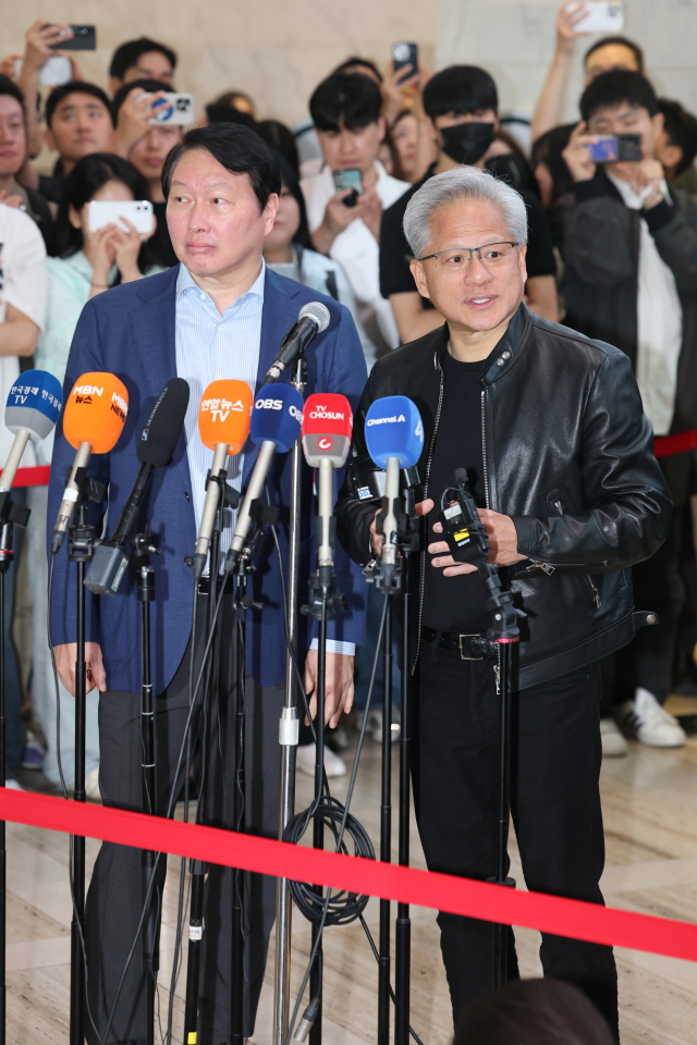 젠슨 황(오른쪽) 엔비디아 최고경영자(CEO)가 8일 서울 종로구 SK서린빌딩에서 최태원 SK그룹 회장을 만난 뒤 브리핑하고 있다. 연합뉴스