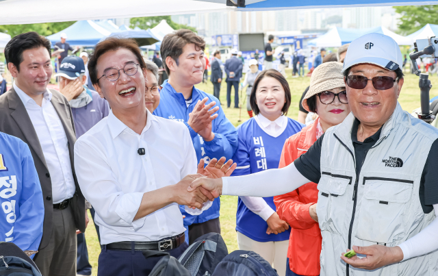 민선 9기 PK 정치 지형에서 야권이 우위를 보이면서 야권과 협치가 전재수 부산시장 당선인의 주요 과제로 떠올랐다. 전재수 부산시장 당선인이 선거운동 기간 시민들과 악수를 하며 지지를 호소하고 있다. 김종진 기자 kjj1761@