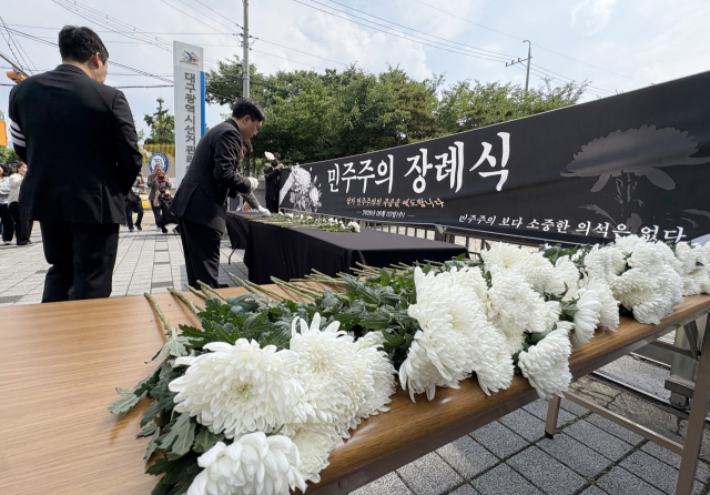 6·3 지방선거에서 벌어진 투표용지 부족 사태 등과 관련해 8일 오후 대구시 선관위 앞에서 지역 기초의원들이 민주주의 장례식 퍼포먼스를 진행하고 있다. 연합뉴스
