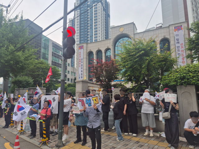 8일 오후 6시께 부산 연제구 부산시선관위 앞 투표용지 부족 사태를 규탄하는 집회에 참석한 시민들이 구호를 외치고 있다. 김동우 기자 friend@