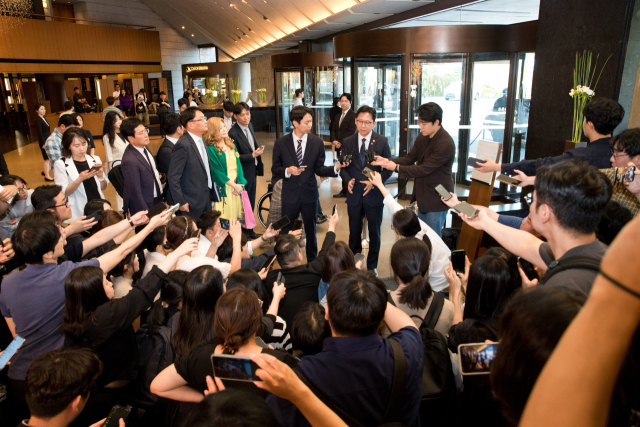 배경훈 부총리 겸 과학기술정보통신부 장관이 8일 오후 서울 중구 신라호텔 영빈관에서 열린 '엔비디아, 코리아 AI 에코시스템 리셉션'에 참석해 취재기자들과 질의응답을 하고 있다. 과기정통부 제공