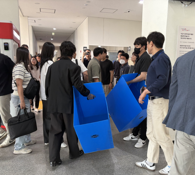 지난 9일 오전 경남경찰청 소속 경찰관들이 경남도청에서 압수수색을 벌이고 있다. 이재희 기자