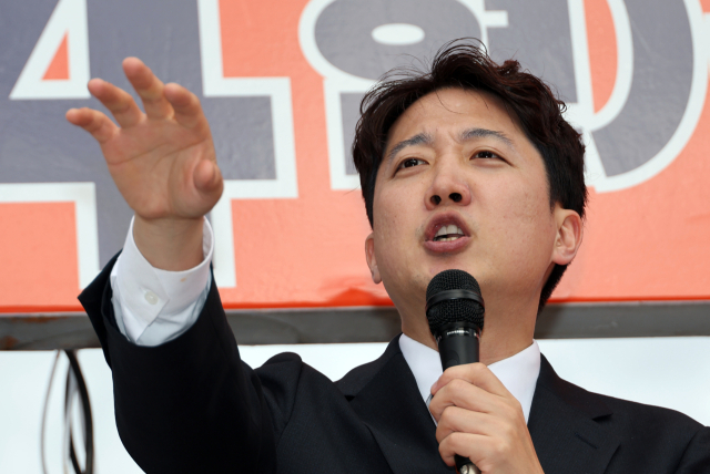 개혁신당 이준석 총괄선거대책위원장이 5월 21일 서울 동작구 사당역 인근에서 열린 김정철 서울시장 후보 출정식에서 지원 유세를 하고 있다. 연합뉴스