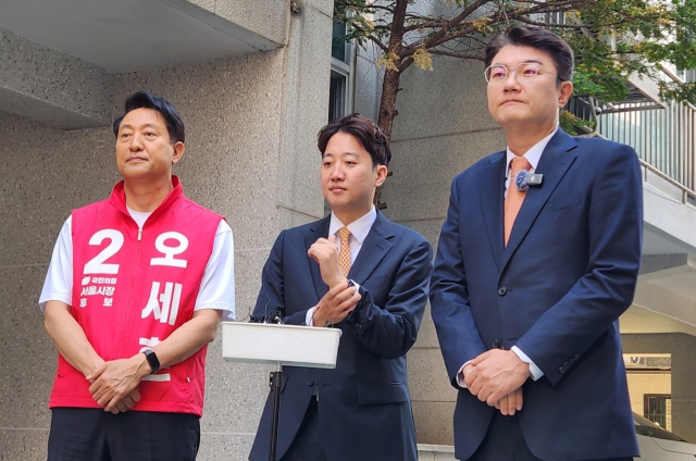 국민의힘 오세훈 서울시장 후보(왼쪽부터), 개혁신당 이준석 대표 및 김정철 서울시장 후보가 5월 16일 서울 노원구 공릉동의 한 원룸을 방문해서 청년 주거 현장 간담회를 가진 뒤 백브리핑하고 있다. 연합뉴스