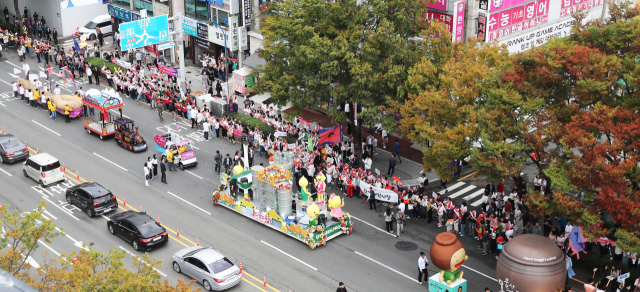 지난해 울산공업축제 거리 퍼레이드 모습. 정치색 논란에 휩싸였던 이 축제는 부활 3년 만에 존폐 기로에 섰다. 울산시 제공