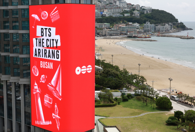 = BTS의 공연을 앞두고 9일 부산 해운대해수욕장 앞 그랜드조선 호텔 외벽에 설치된 초대형 미디어 전광판에 행사 홍보 영상이 송출되고 있다. 연합뉴스