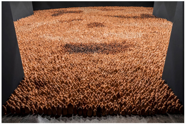 안토니 곰리, Still Being, 2012-13, CCBB Brasilia 설치 전경. Joana Franca, ⓒAntony Gormley Studio, 비평·교육 목적의 공정 이용.