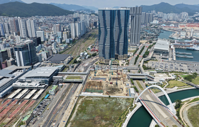 부산항만공사(BPA)가 ‘지구단위계획 위반’을 이유로 부산항 북항재개발구역 1단계 내 환승센터의 사업시행자인 피큐건설과의 계약 해지를 검토하고 있다. 공사가 진행 중인 환승센터. 정종회 기자 jjh@