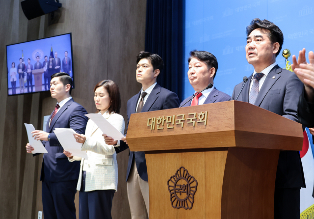 초·재선을 주축으로 한 국민의힘 소장파 모임 '대안과 미래' 이성권(오른쪽 첫 번째) 간사를 비롯한 의원들이 11일 국회 소통관에서 기자회견을 열고 장동혁 대표의 사퇴를 요구하고 있다. 연합뉴스