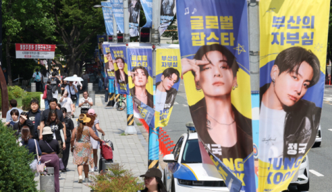 전 세계 ‘아미’ 부산으로 집결… “숙박·상권 만실에 비명”