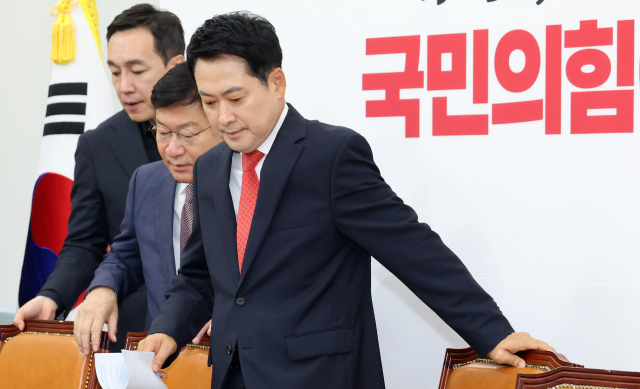 국민의힘 장동혁 대표와 정점식 원내대표, 김민수 최고위원이 11일 국회에서 열린 최고위원회의에 입장하고 있다. 연합뉴스