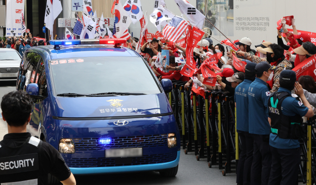 지난 6일 윤석열 전 대통령을 태운 호송차가 경기도 과천 2차종합특검에 들어서고 있다. 연합뉴스