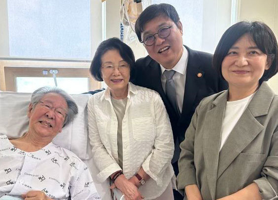 최휘영 문화체육관광부 장관이 입원 중인 배우 최불암을 찾았다. 최휘영 문화체육관광부장관 인스타그램 캡처