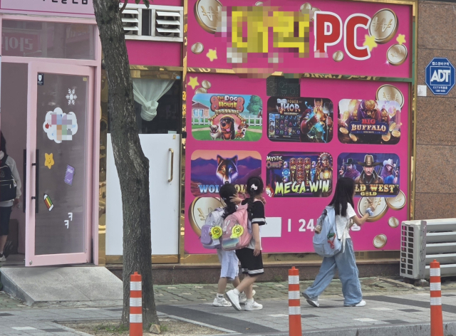 울산 울주군 초등학생들이 한 성인 PC방 앞 벽지를 호기심 가득히 쳐다보고 있다. 오상민 기자