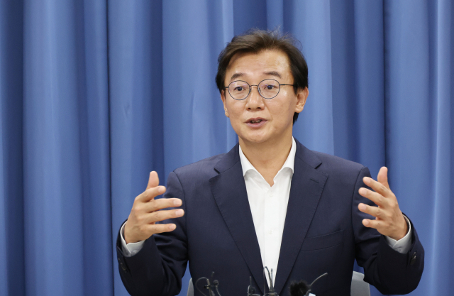 전재수 부산시장 당선인이 지난 15일 오후 부산시청 기자실에서 열린 간담회에서 기자들의 질문에 답변하고 있다. 정종회 기자 jjh@