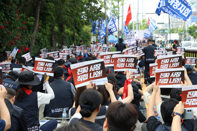 지난달 28일 금속노조는 현대차 울산공장 앞에서 결의대회를 열고 현대차의 원청 교섭을 촉구했다. 금속노조 제공