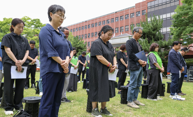 17일 부산교육청 잔디광장에서 브니엘예고 사건 1주기 추모식이 열려 참석자들이 묵념을 하고 있다. 김종진 기자 kjj1761@