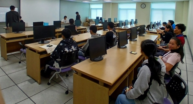 고성군 농업기술센터는 17일 창원출입국·외국인사무소와 함께 관내 외국인 계절근로자 100여 명을 대상으로 ‘찾아가는 외국인 등록’을 실시했다. 이날 고성군 관내에서 일하는 계절외국인 노동자 100여 명이 등록을 마쳤다. 고성군 제공