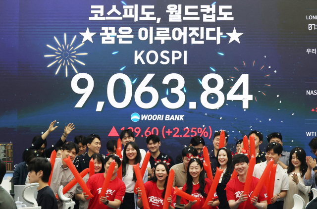 코스피가 사상 처음으로 종가 기준 9000선을 돌파하며 장을 마친 18일 서울 중구 우리은행 본점 딜링룸에서 직원들이 축하 세리머니를 하고 있다. 연합뉴스